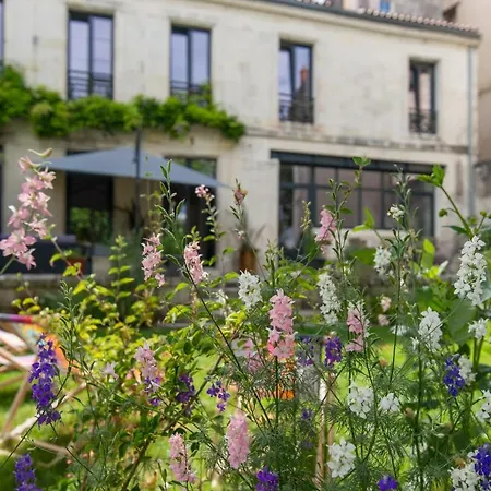 Escale Rochelaise B&b, Bain Nordique Et Sauna Tonneau Bed & Breakfast *