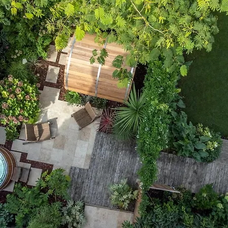 Nocleg ze śniadaniem Escale Rochelaise B&b, Bain Nordique Et Sauna Tonneau 4*