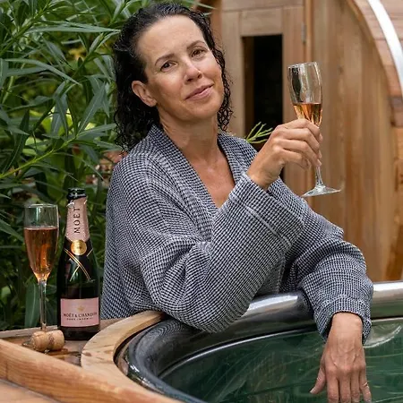 Escale Rochelaise B&b, Bain Nordique Et Sauna Tonneau Nocleg ze śniadaniem