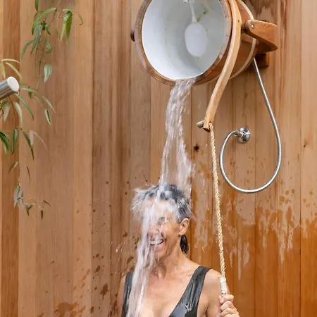 Nocleg ze śniadaniem Escale Rochelaise B&b, Bain Nordique Et Sauna Tonneau 4*